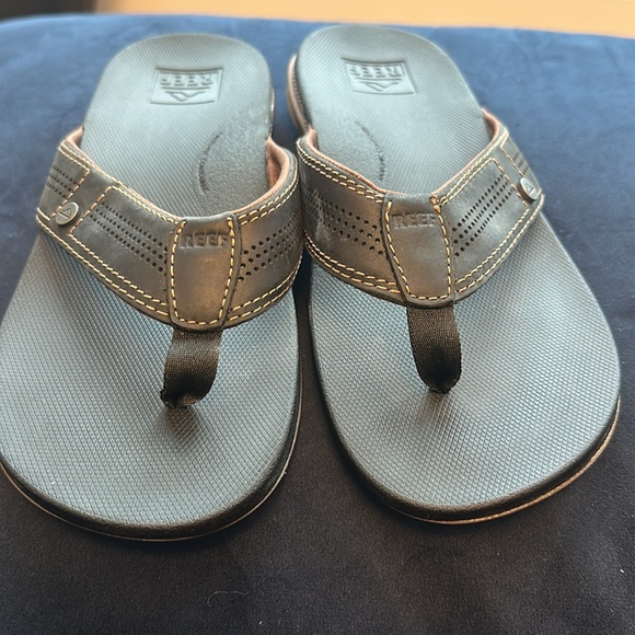 NWOT. Reef Men's Black and Tan leather Flip Flops - Picture 2 of 5
